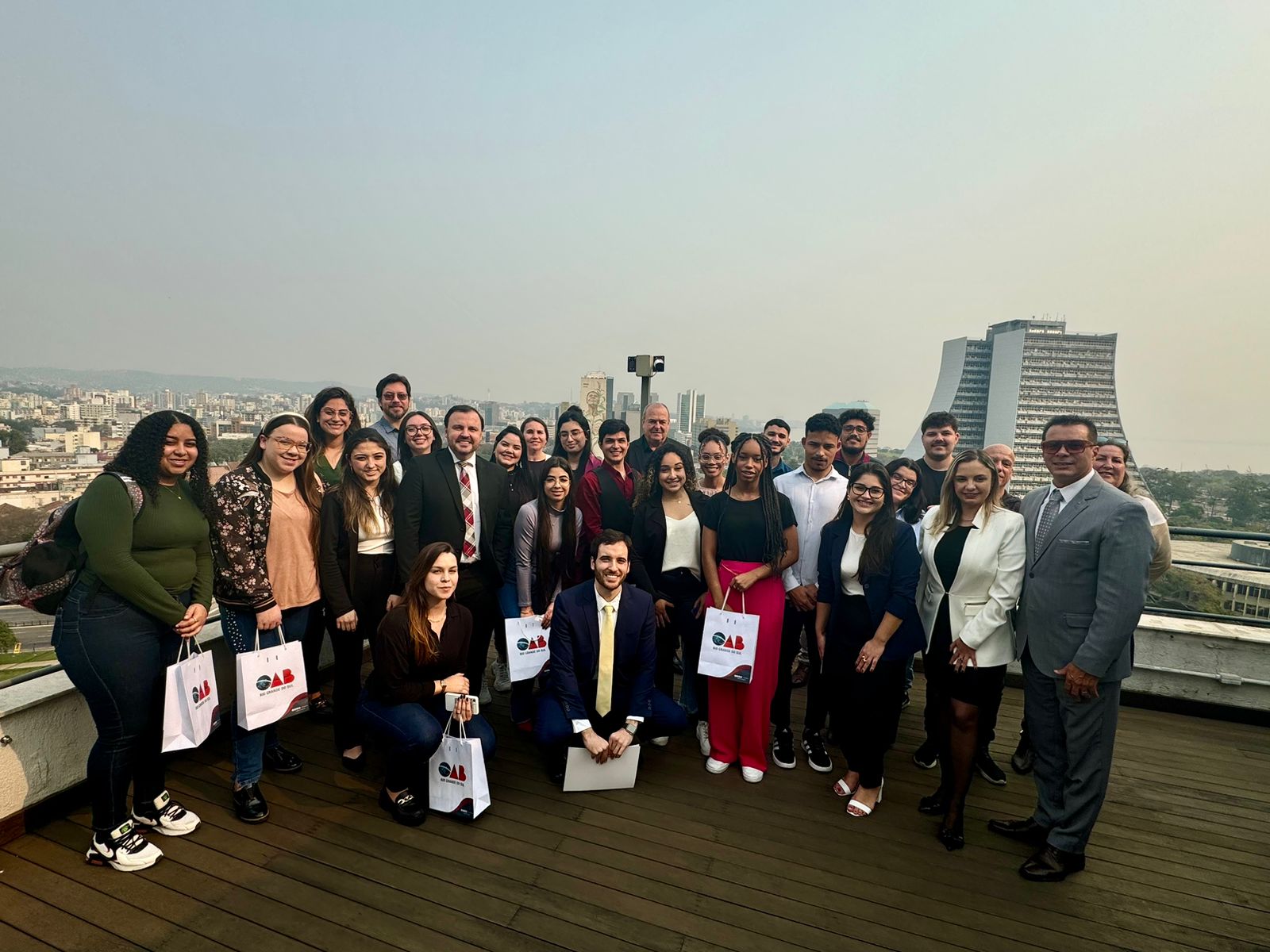 ALUNOS DO CURSO DE DIREITO DA FADERGS PARTICIPAM DE VISITA TÉCNICA À OAB/RS